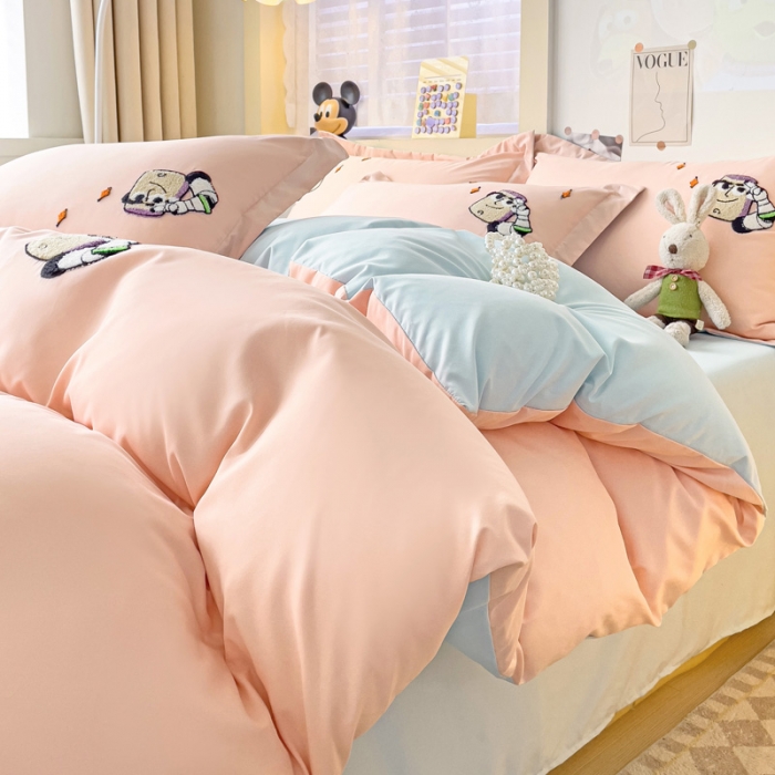 91家纺网 家纺一手货源 找家纺 娜娜 2023新款水洗磨毛毛巾绣四件套 胡迪和巴斯藕粉+蓝