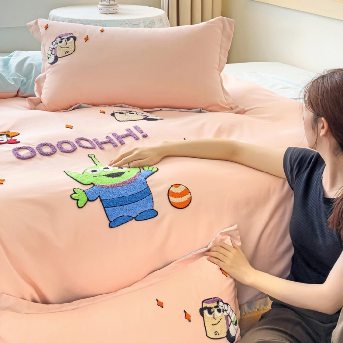 91家纺网 家纺一手货源 找家纺 娜娜 2023新款水洗磨毛毛巾绣四件套 胡迪和巴斯藕粉+蓝