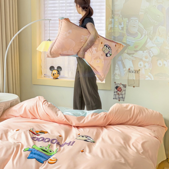 91家纺网 家纺一手货源 找家纺 娜娜 2023新款水洗磨毛毛巾绣四件套 胡迪和巴斯藕粉+蓝