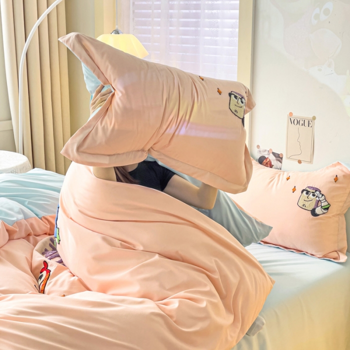 91家纺网 家纺一手货源 找家纺 娜娜 2023新款水洗磨毛毛巾绣四件套 胡迪和巴斯藕粉+蓝