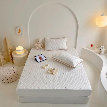 91家纺网 家纺一手货源 找家纺 漫调 2023新款全棉绗缝床笠格子小熊刺绣 床笠焦糖咖