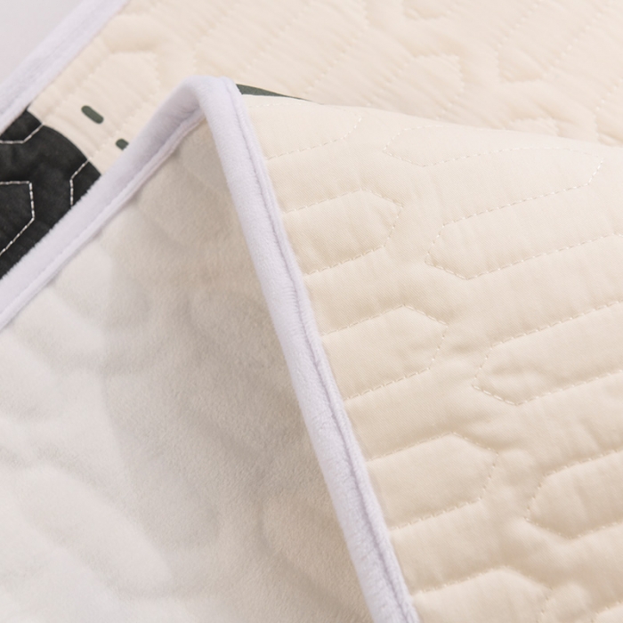 91家纺网 家纺一手货源 找家纺 恋绒 2023新款全棉护理垫防水隔尿垫姨妈垫床盖 动感字母