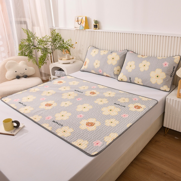 91家纺网 家纺一手货源 找家纺 恋绒 2023新款全棉护理垫防水隔尿垫姨妈垫床盖 花梦熊