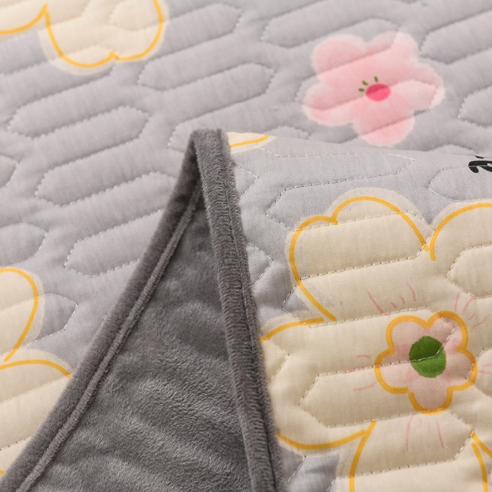 91家纺网 家纺一手货源 找家纺 恋绒 2023新款全棉护理垫防水隔尿垫姨妈垫床盖 花梦熊