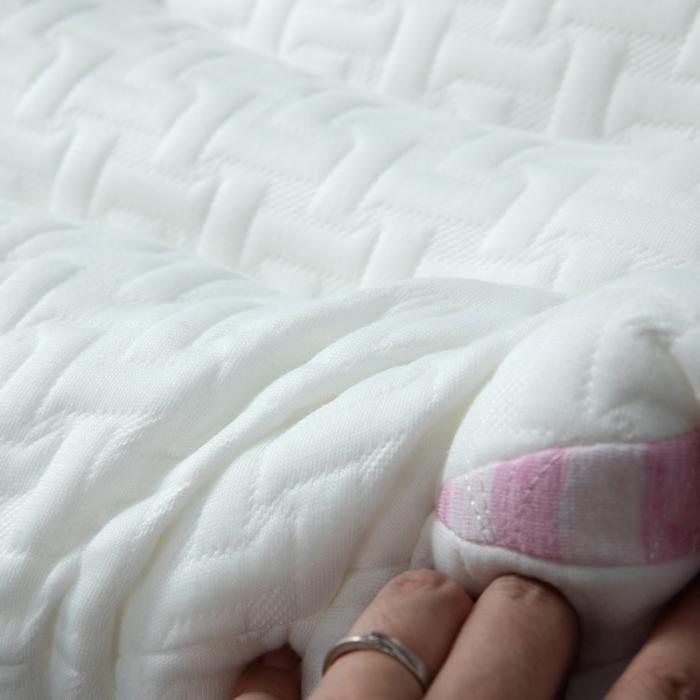 91家纺网 家纺一手货源 找家纺 2023新款 SPA按摩护颈枕头 轻奢按摩学生低平水洗枕芯