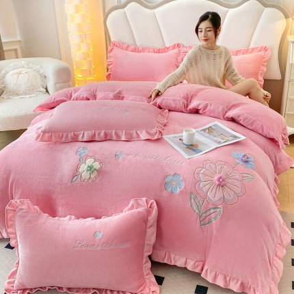 91家纺网 家纺一手货源 找家纺 苏米娜9斤230g韩版公主风立体花朵牛奶绒四件套兔毛绣花花边宝宝绒被套