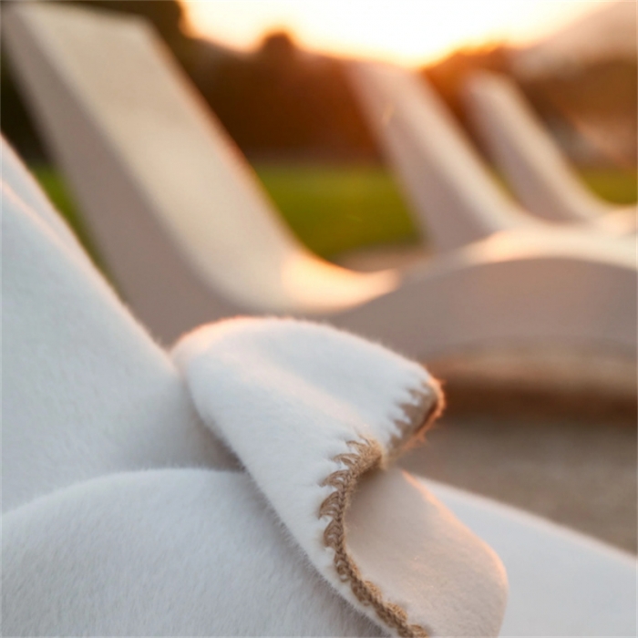 91家纺网 家纺一手货源 找家纺 嘉恋家纺 2023新款正面水貂绒反面玉兔绒高级奢毯 白色+浅驼