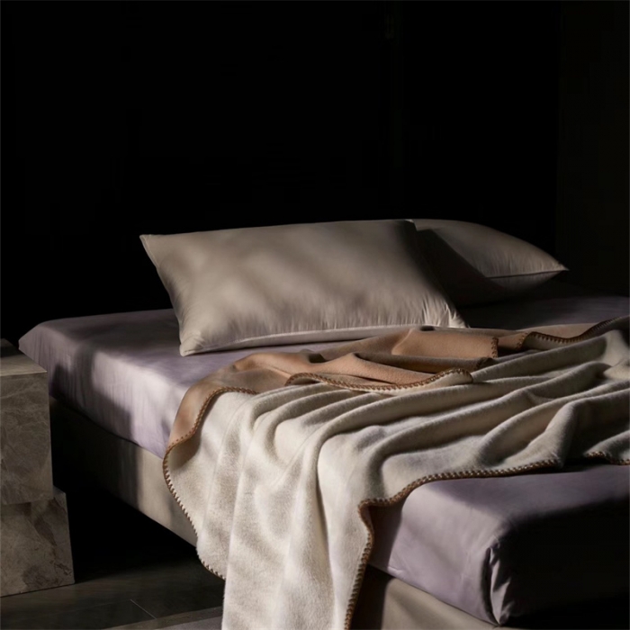 91家纺网 家纺一手货源 找家纺 嘉恋家纺 2023新款正面水貂绒反面玉兔绒高级奢毯 白色+浅驼