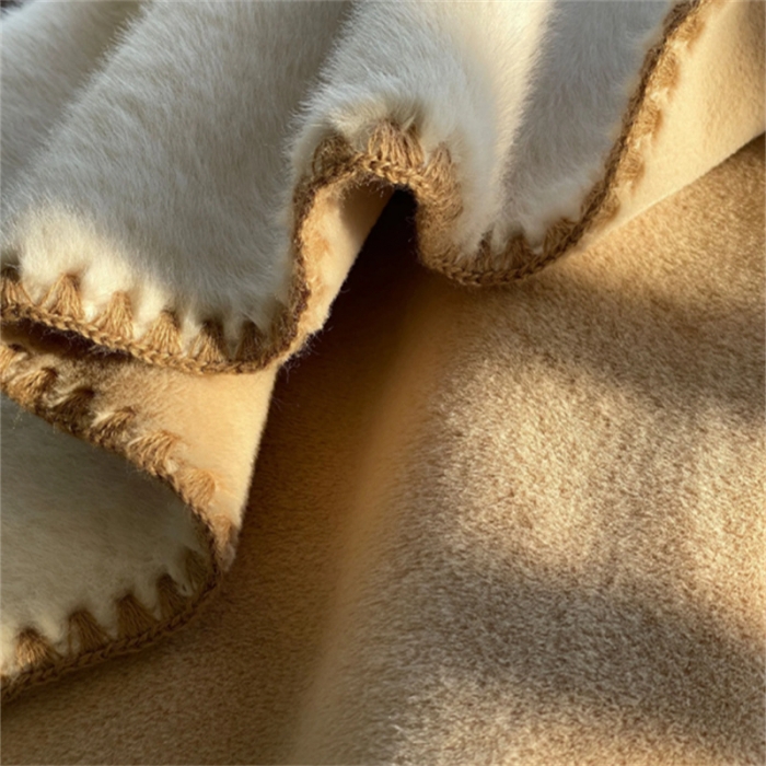 91家纺网 家纺一手货源 找家纺 嘉恋家纺 2023新款正面水貂绒反面玉兔绒高级奢毯 白色+浅驼