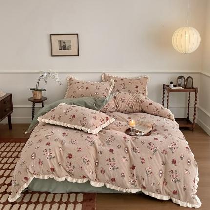 91家纺网 家纺一手货源 找家纺 潘朵拉 2023新款美拉德风牛奶绒花边款四件套 醉花