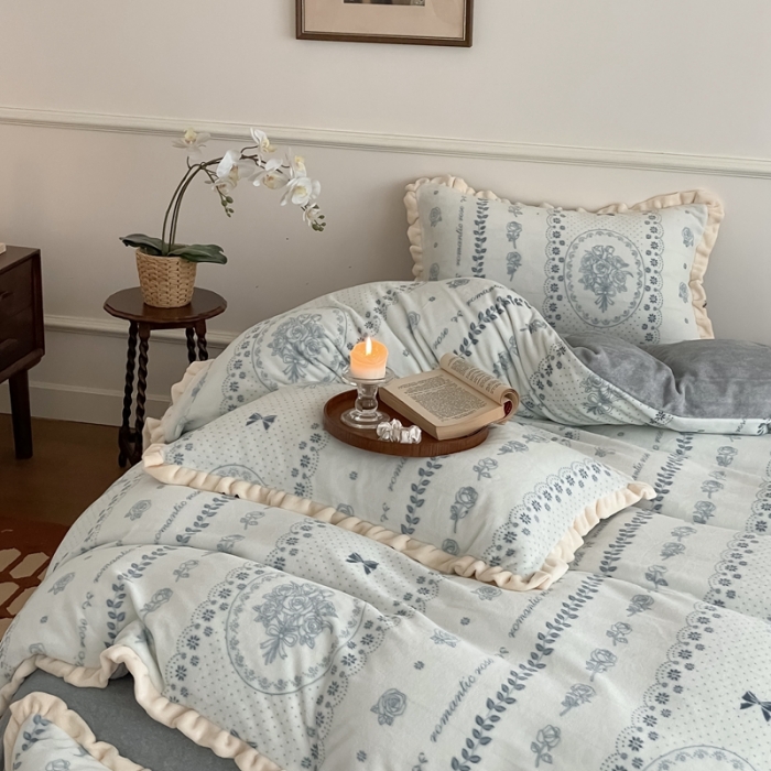 91家纺网 家纺一手货源 找家纺 潘朵拉 2023新款美拉德风牛奶绒花边款四件套 晨晓