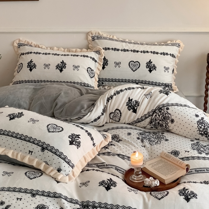 91家纺网 家纺一手货源 找家纺 潘朵拉 2023新款美拉德风牛奶绒花边款四件套 东篱