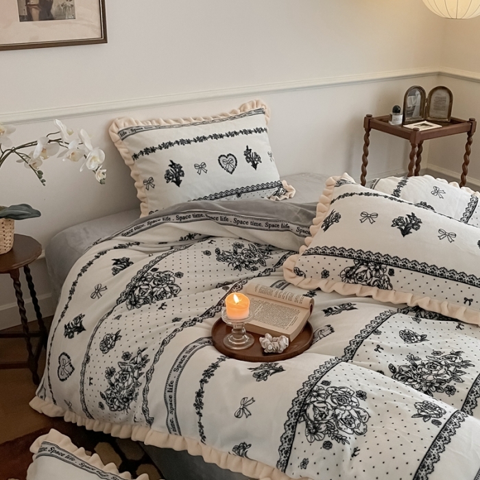 91家纺网 家纺一手货源 找家纺 潘朵拉 2023新款美拉德风牛奶绒花边款四件套 东篱