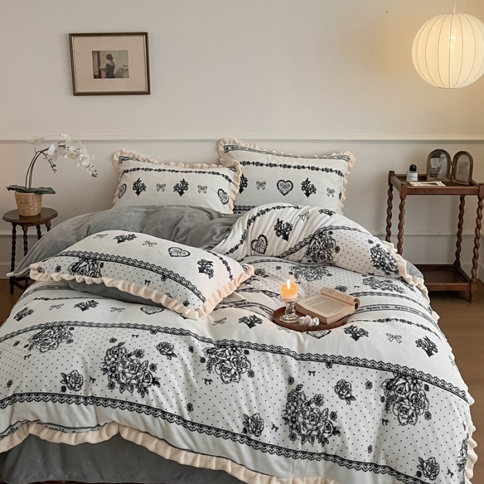 91家纺网 家纺一手货源 找家纺 潘朵拉 2023新款美拉德风牛奶绒花边款四件套 东篱