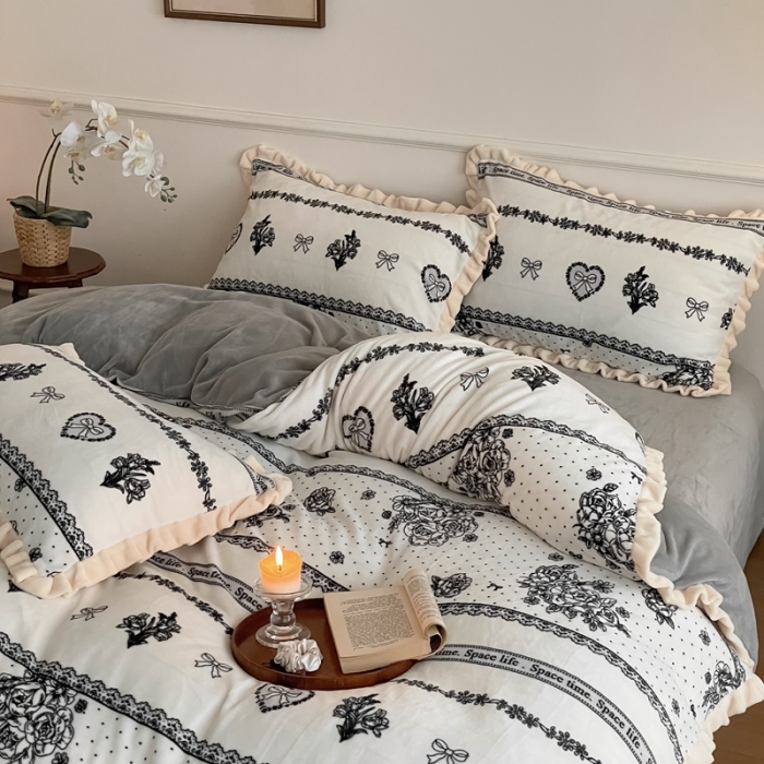 91家纺网 家纺一手货源 找家纺 潘朵拉 2023新款美拉德风牛奶绒花边款四件套 东篱