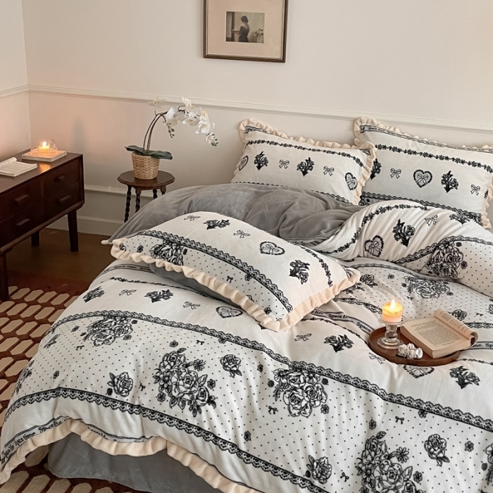 91家纺网 家纺一手货源 找家纺 潘朵拉 2023新款美拉德风牛奶绒花边款四件套 东篱