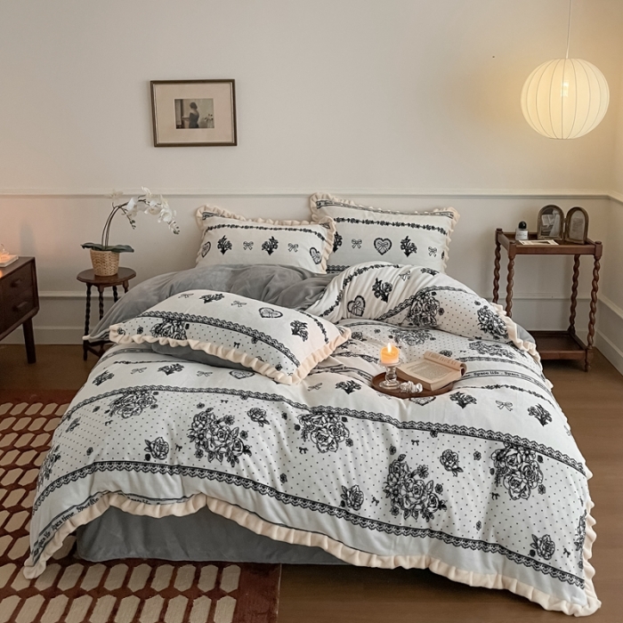 91家纺网 家纺一手货源 找家纺 潘朵拉 2023新款美拉德风牛奶绒花边款四件套 东篱