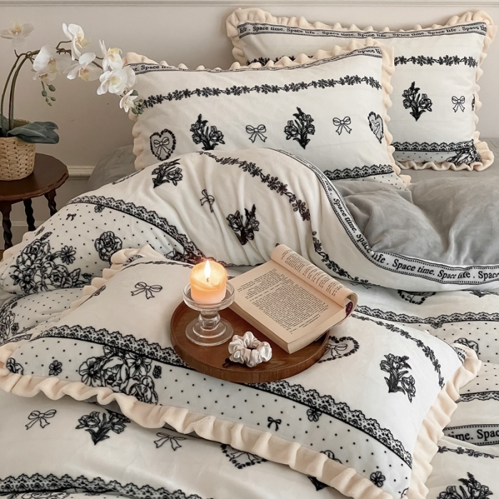 91家纺网 家纺一手货源 找家纺 潘朵拉 2023新款美拉德风牛奶绒花边款四件套 东篱