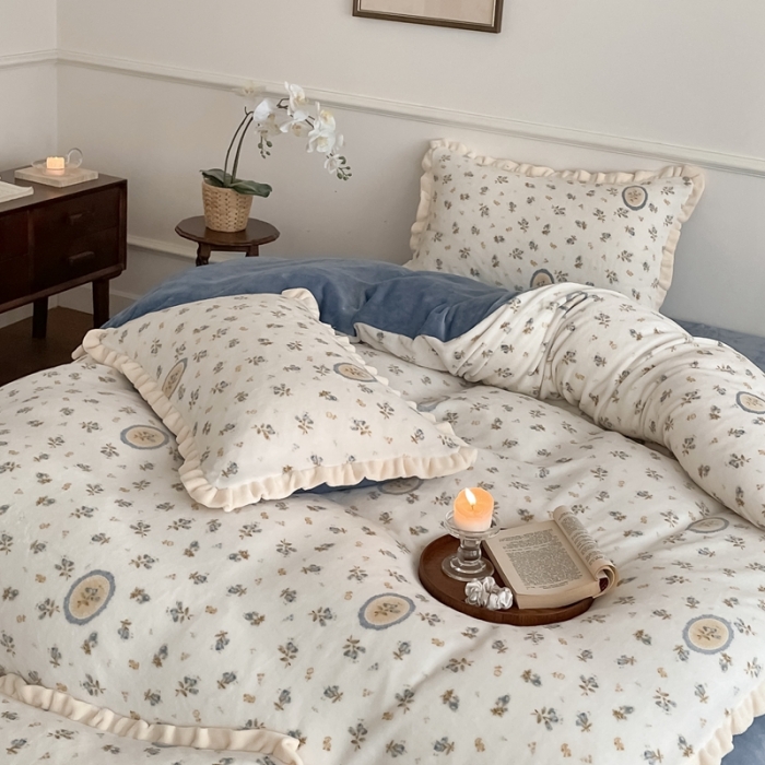 91家纺网 家纺一手货源 找家纺 潘朵拉 2023新款美拉德风牛奶绒花边款四件套 扶摇