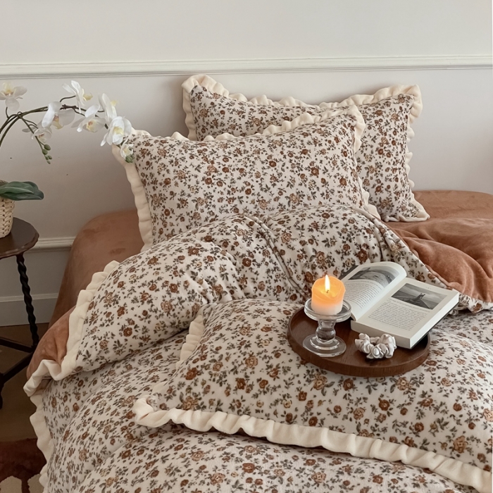 91家纺网 家纺一手货源 找家纺 潘朵拉 2023新款美拉德风牛奶绒花边款四件套 欢颜