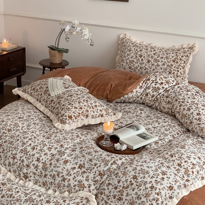 91家纺网 家纺一手货源 找家纺 潘朵拉 2023新款美拉德风牛奶绒花边款四件套 欢颜