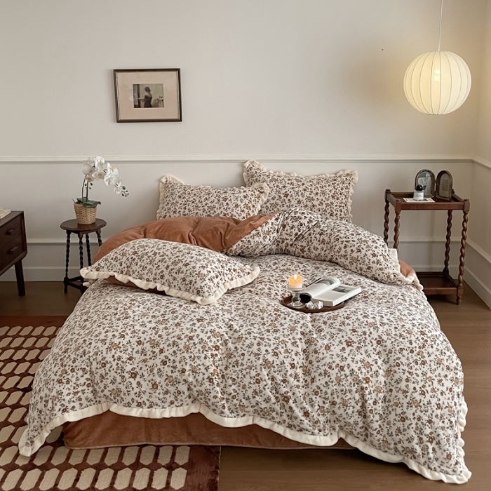 91家纺网 家纺一手货源 找家纺 潘朵拉 2023新款美拉德风牛奶绒花边款四件套 欢颜