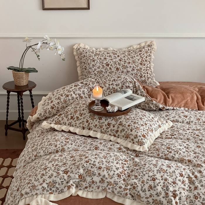 91家纺网 家纺一手货源 找家纺 潘朵拉 2023新款美拉德风牛奶绒花边款四件套 欢颜