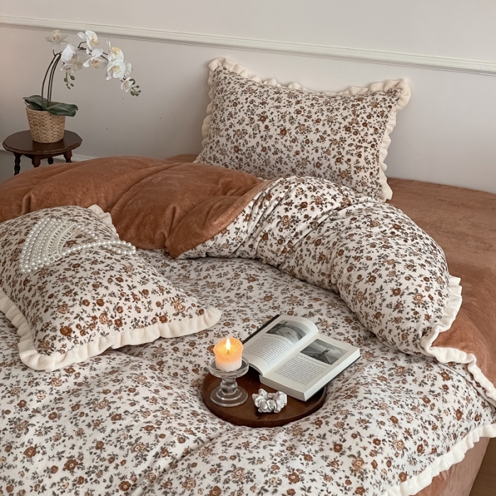 91家纺网 家纺一手货源 找家纺 潘朵拉 2023新款美拉德风牛奶绒花边款四件套 欢颜