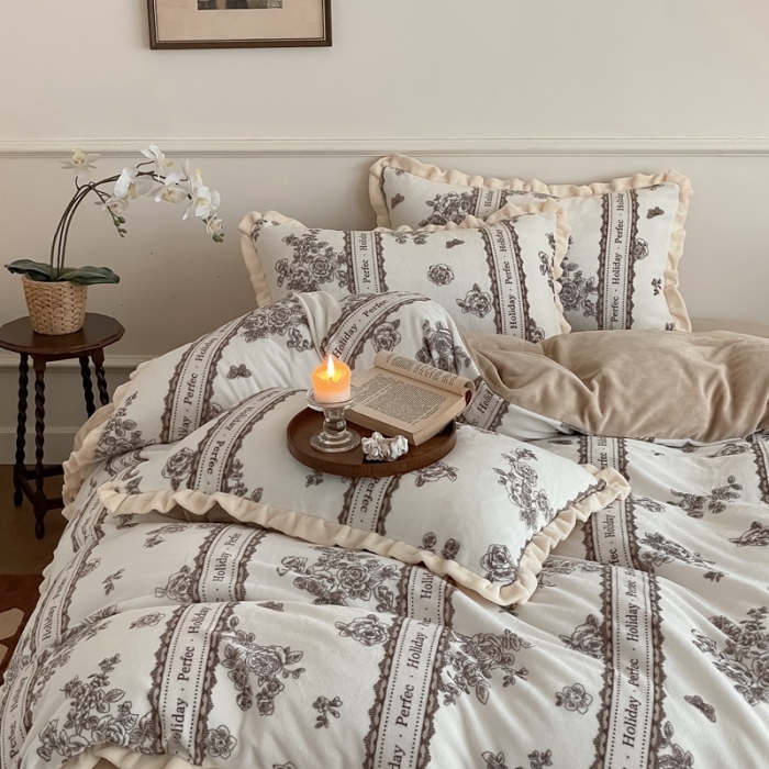 91家纺网 家纺一手货源 找家纺 潘朵拉 2023新款美拉德风牛奶绒花边款四件套 旧梦