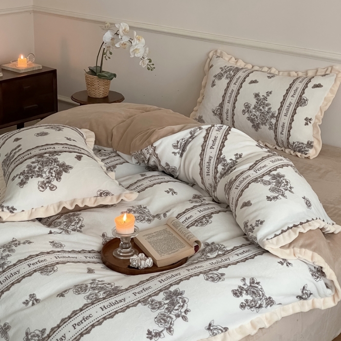 91家纺网 家纺一手货源 找家纺 潘朵拉 2023新款美拉德风牛奶绒花边款四件套 旧梦