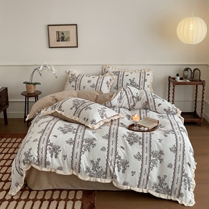 91家纺网 家纺一手货源 找家纺 潘朵拉 2023新款美拉德风牛奶绒花边款四件套 旧梦