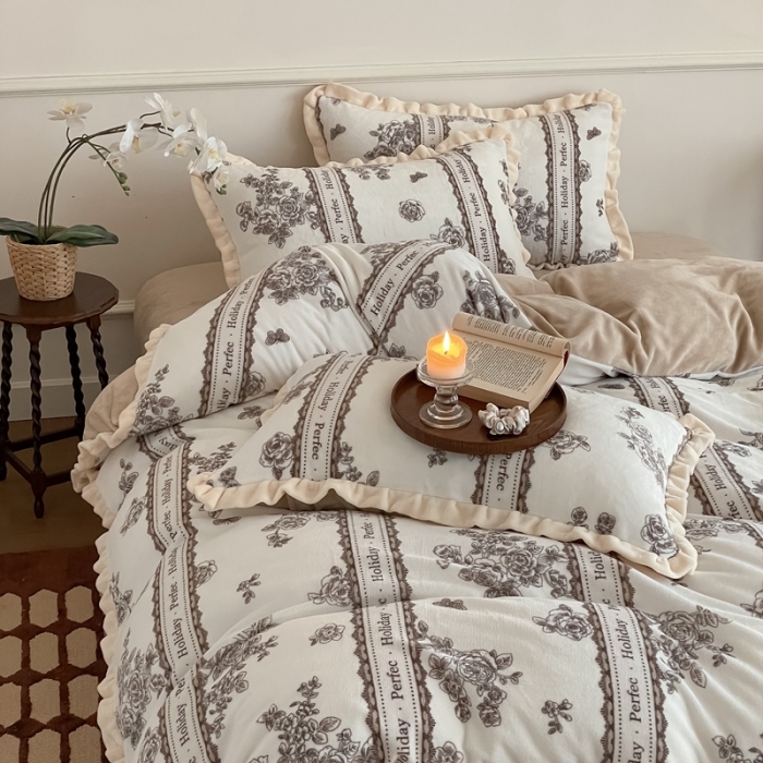 91家纺网 家纺一手货源 找家纺 潘朵拉 2023新款美拉德风牛奶绒花边款四件套 旧梦