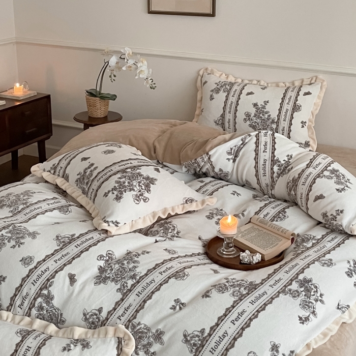 91家纺网 家纺一手货源 找家纺 潘朵拉 2023新款美拉德风牛奶绒花边款四件套 旧梦