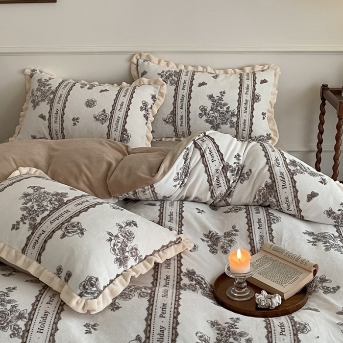 91家纺网 家纺一手货源 找家纺 潘朵拉 2023新款美拉德风牛奶绒花边款四件套 旧梦