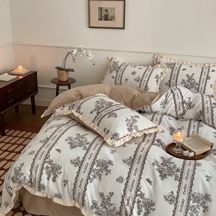 91家纺网 家纺一手货源 找家纺 潘朵拉 2023新款美拉德风牛奶绒花边款四件套 旧梦