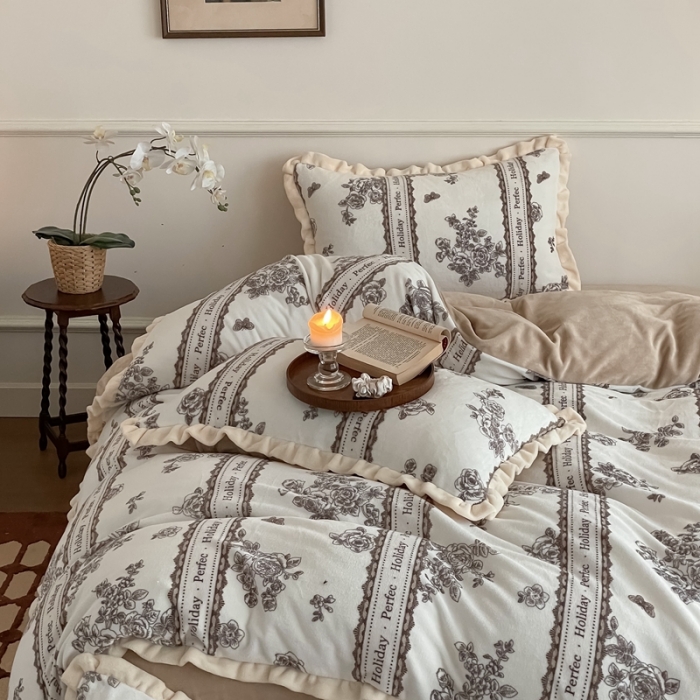 91家纺网 家纺一手货源 找家纺 潘朵拉 2023新款美拉德风牛奶绒花边款四件套 旧梦