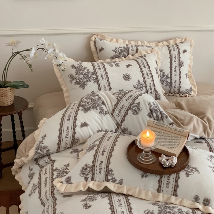 91家纺网 家纺一手货源 找家纺 潘朵拉 2023新款美拉德风牛奶绒花边款四件套 旧梦