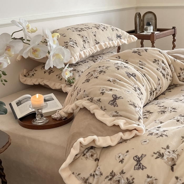 91家纺网 家纺一手货源 找家纺 潘朵拉 2023新款美拉德风牛奶绒花边款四件套 暮色