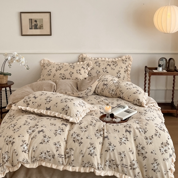 91家纺网 家纺一手货源 找家纺 潘朵拉 2023新款美拉德风牛奶绒花边款四件套 暮色