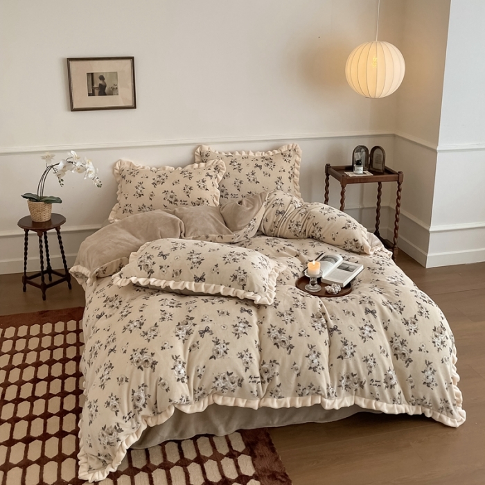 91家纺网 家纺一手货源 找家纺 潘朵拉 2023新款美拉德风牛奶绒花边款四件套 暮色