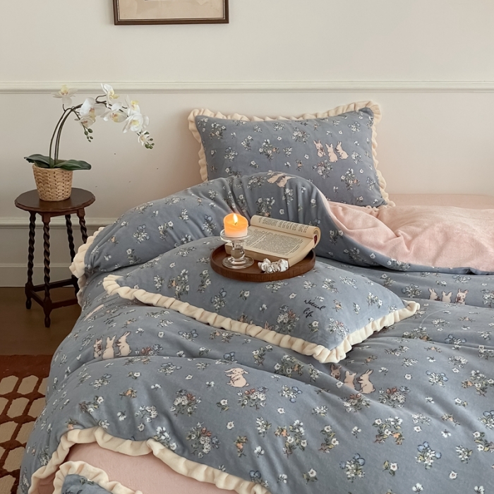 91家纺网 家纺一手货源 找家纺 潘朵拉 2023新款美拉德风牛奶绒花边款四件套 清歌