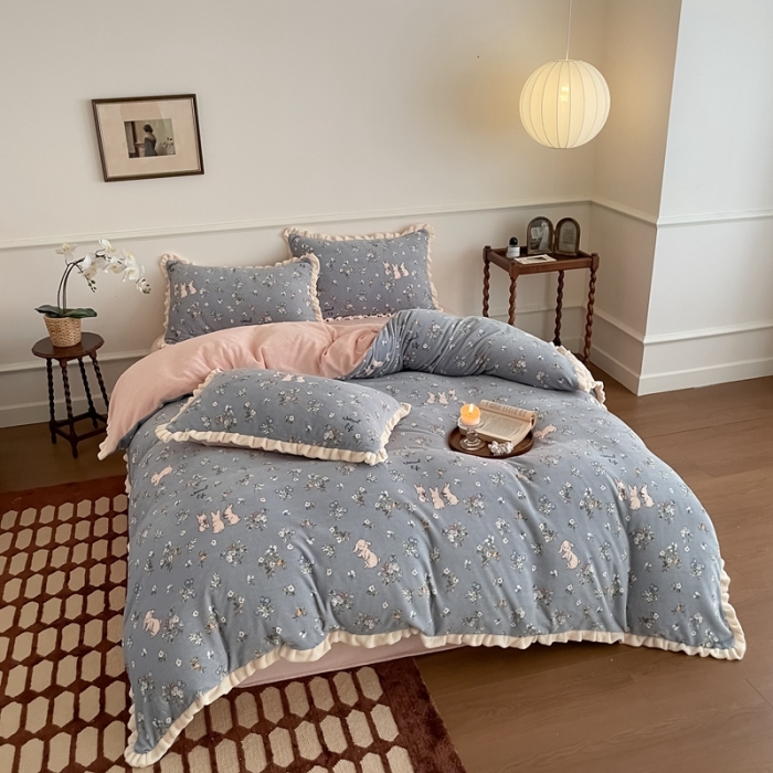 91家纺网 家纺一手货源 找家纺 潘朵拉 2023新款美拉德风牛奶绒花边款四件套 清歌