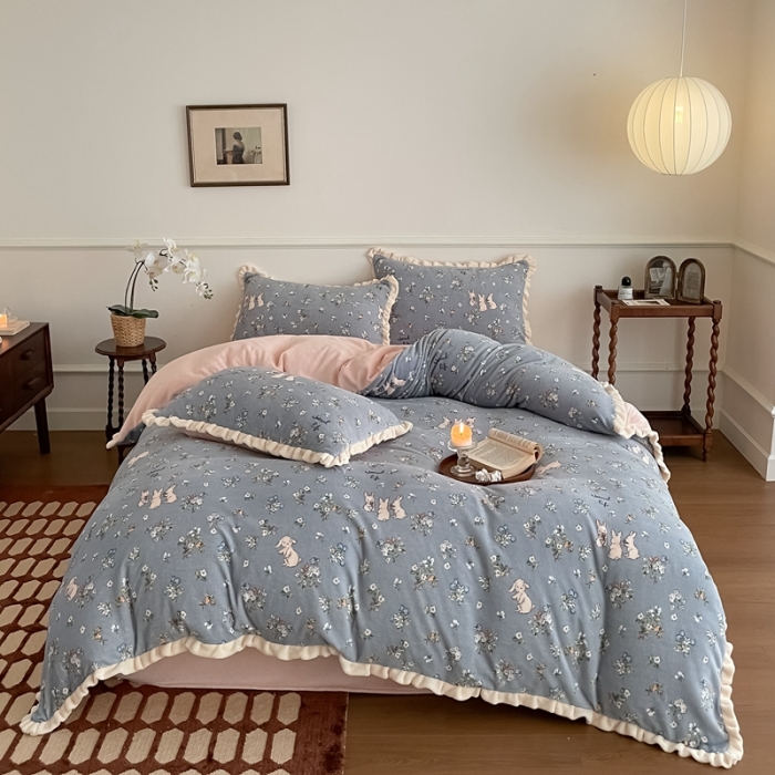 91家纺网 家纺一手货源 找家纺 潘朵拉 2023新款美拉德风牛奶绒花边款四件套 清歌