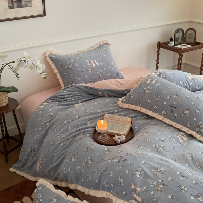 91家纺网 家纺一手货源 找家纺 潘朵拉 2023新款美拉德风牛奶绒花边款四件套 清歌