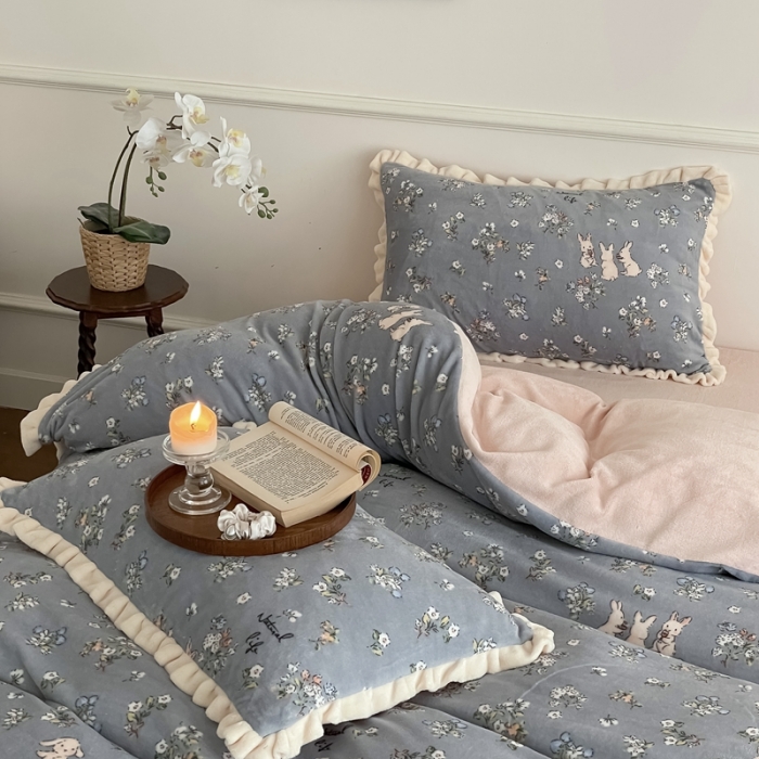 91家纺网 家纺一手货源 找家纺 潘朵拉 2023新款美拉德风牛奶绒花边款四件套 清歌