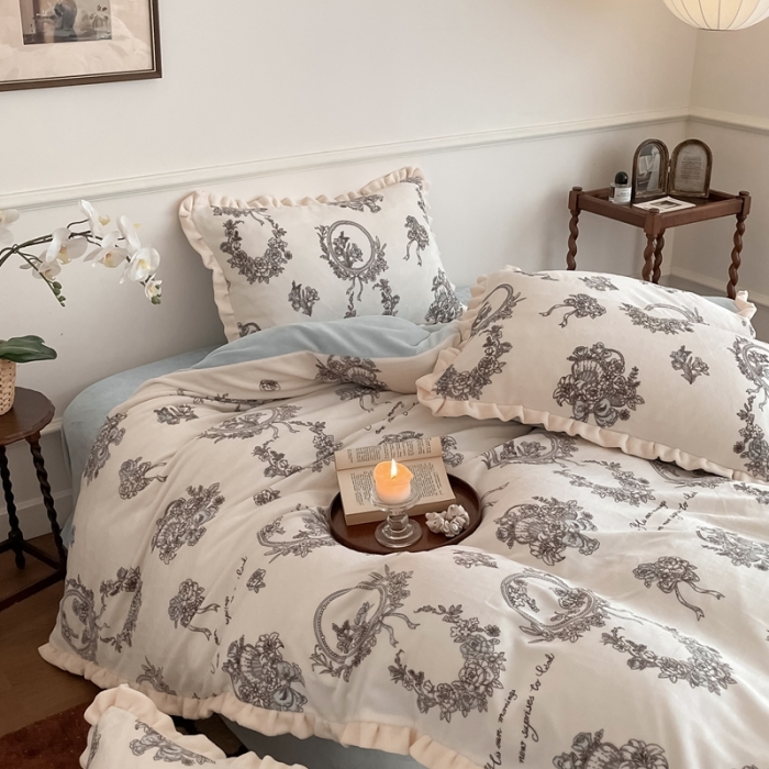 91家纺网 家纺一手货源 找家纺 潘朵拉 2023新款美拉德风牛奶绒花边款四件套 伊人