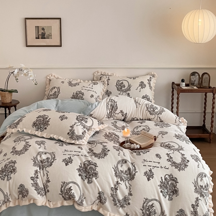 91家纺网 家纺一手货源 找家纺 潘朵拉 2023新款美拉德风牛奶绒花边款四件套 伊人