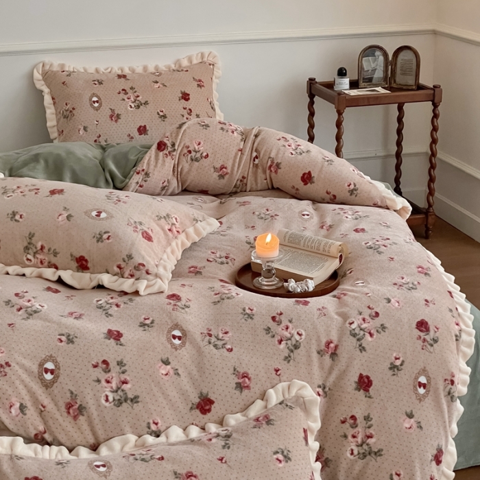 91家纺网 家纺一手货源 找家纺 潘朵拉 2023新款美拉德风牛奶绒花边款四件套 醉花