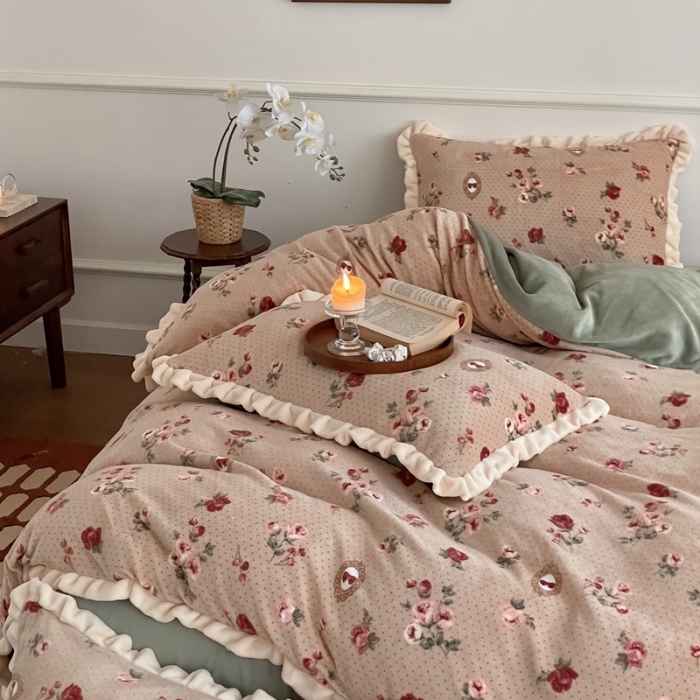 91家纺网 家纺一手货源 找家纺 潘朵拉 2023新款美拉德风牛奶绒花边款四件套 醉花