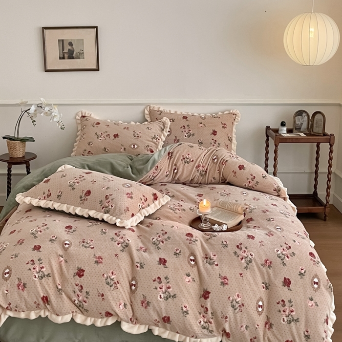 91家纺网 家纺一手货源 找家纺 潘朵拉 2023新款美拉德风牛奶绒花边款四件套 醉花